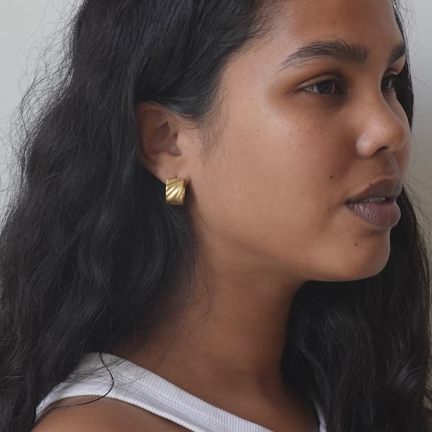 ENAMEL Copenhagen Hoops, Wave Wide, Medium Earrings Gold Plated